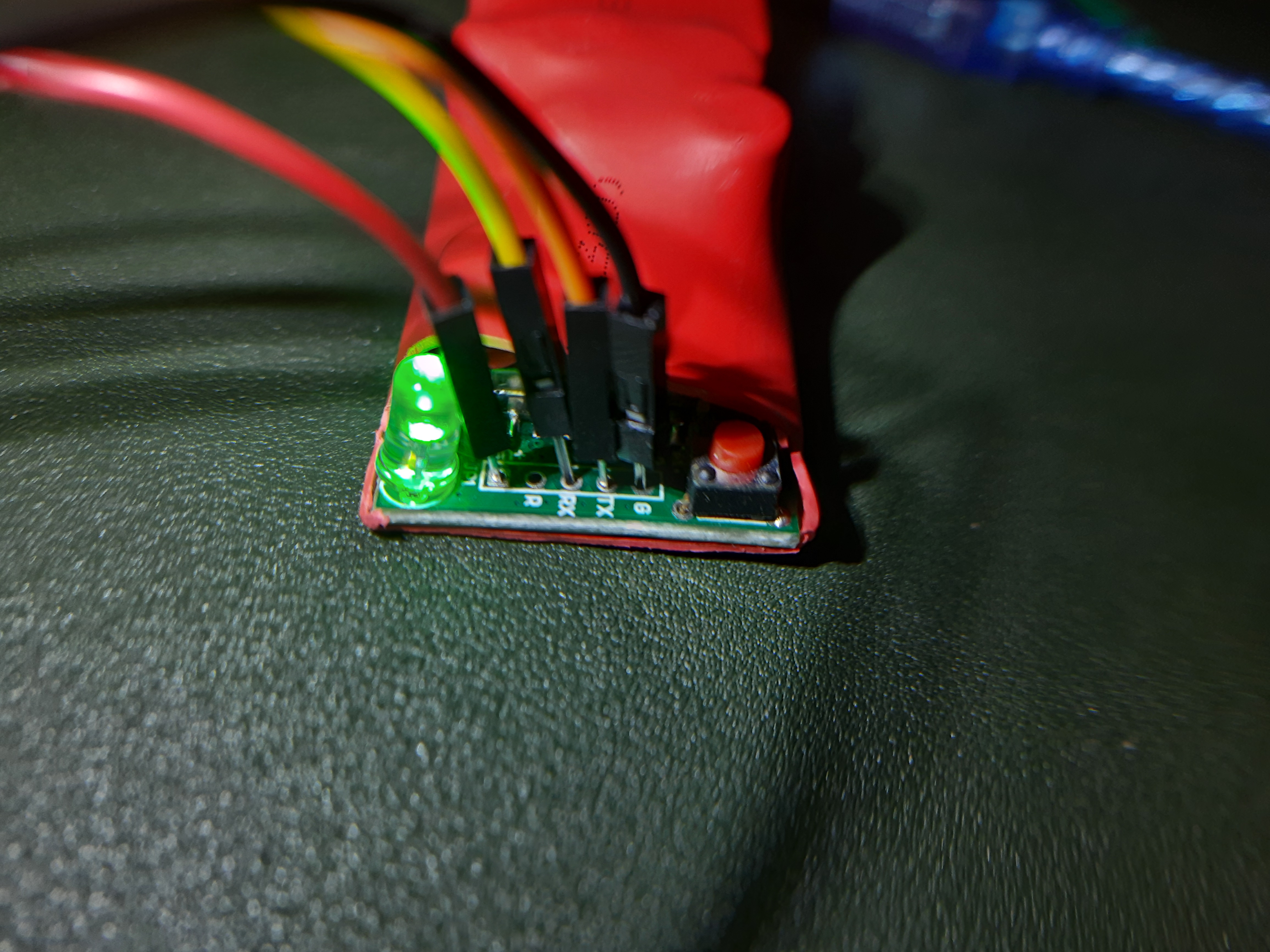 Connection using male pin of dupont jumper cable connection using male pin